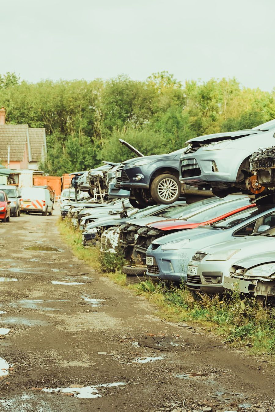 Gepresste Altautos gestapelt auf einem Recyclinghof